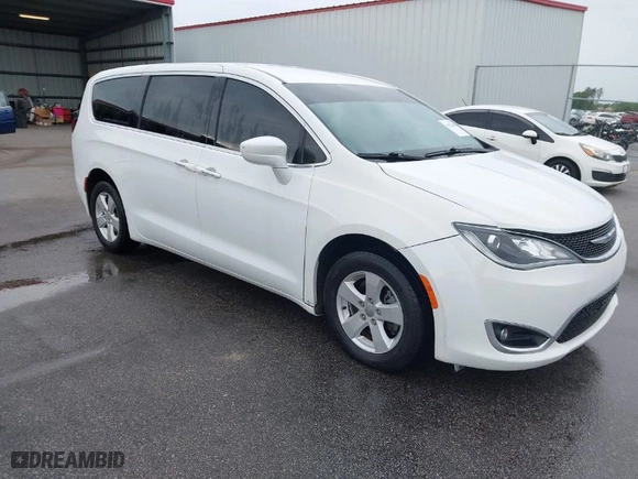 2020 Chrysler Pacifica Touring with VIN 2C4RC1FG4LR135808, listed as a IAAI auction lot 41932205 with 152,073 mi miles. Bid and sale history available at carsss.com. Image 1.