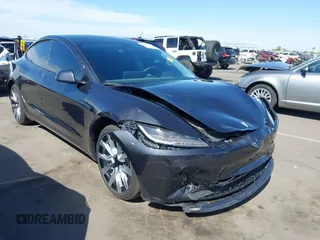 2025 Tesla Model 3 Long Range z VIN 5YJ3E1EA4SF938576, wystawiony jako IAAI lot #42183879 z przebiegiem 2 942 mil mil oraz . Historia ofert i sprzedaży dostępna na DreamBid. Obrazek 1.
