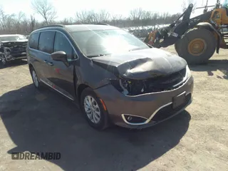 2017 Chrysler Pacifica Touring L z VIN 2C4RC1BG8HR530541, wystawiony jako IAAI lot #41804319 z przebiegiem 144 245 mil mil oraz . Historia ofert i sprzedaży dostępna na DreamBid. Obrazek 1.