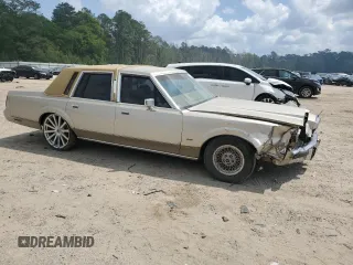 1989 Lincoln Town Car z VIN 1LNBM81F8KY816906, wystawiony jako Copart lot #51316715 z przebiegiem 361 830 mil mil oraz Szkoda całkowita • Salvage title. Historia ofert i sprzedaży dostępna na DreamBid. Obrazek 4.