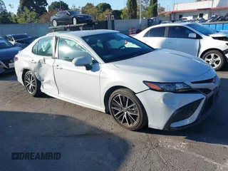 2023 Toyota Camry SE z VIN 4T1G11AK7PU114481, wystawiony jako IAAI lot #40760934 z przebiegiem 31 653 mil mil oraz . Historia ofert i sprzedaży dostępna na DreamBid. Obrazek 1.