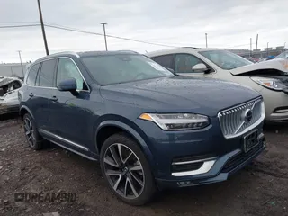 2023 Volvo XC90 Plus z VIN YV4062PN3P1984998, wystawiony jako IAAI lot #42003770 z przebiegiem 26 517 mil mil oraz . Historia ofert i sprzedaży dostępna na DreamBid. Obrazek 1.