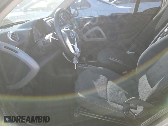 2011 Smart fortwo Pure z VIN WMEEJ3BA1BK431045, wystawiony jako Copart lot #87462044 z przebiegiem 22 128 mil mil oraz Szkoda całkowita • Salvage title. Historia ofert i sprzedaży dostępna na DreamBid. Obrazek 7.