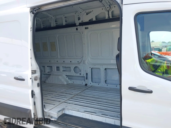 2023 Ford Transit Cargo z VIN 1FTBR3U86PKA69175, wystawiony jako IAAI lot #42520049 z przebiegiem 50 866 mil mil oraz . Historia ofert i sprzedaży dostępna na DreamBid. Obrazek 8.