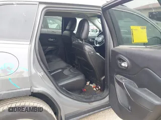 2019 Jeep Cherokee Latitude Plus z VIN 1C4PJMLB2KD367381, wystawiony jako IAAI lot #42493800 z przebiegiem 188 356 mil mil oraz . Historia ofert i sprzedaży dostępna na DreamBid. Obrazek 8.