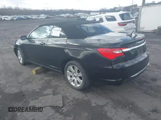 2011 Chrysler 200 Touring z VIN 1C3BC2EG7BN600980, wystawiony jako IAAI lot #41742490 z przebiegiem 149 723 mil mil oraz . Historia ofert i sprzedaży dostępna na DreamBid. Obrazek 3.
