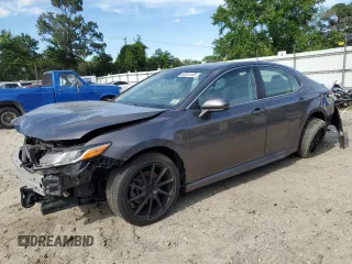 2020 Toyota Camry SE z VIN 4T1G11AK4LU950002, wystawiony jako Copart lot #56851535 z przebiegiem 130 684 mil mil oraz Szkoda całkowita • Salvage title. Historia ofert i sprzedaży dostępna na DreamBid. Obrazek 1.