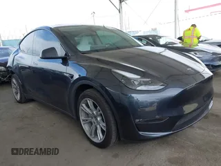 2024 Tesla Model Y Long Range z VIN 7SAYGDEE2RF069588, wystawiony jako IAAI lot #42024180 z przebiegiem 13 230 mil mil oraz . Historia ofert i sprzedaży dostępna na DreamBid. Obrazek 1.