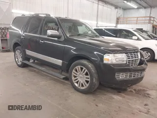 2008 Lincoln Navigator z VIN 5LMFU28558LJ16548, wystawiony jako IAAI lot #42235456 z przebiegiem 94 855 mil mil oraz . Historia ofert i sprzedaży dostępna na DreamBid. Obrazek 1.