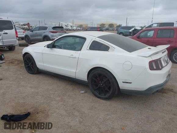 2012 Ford Mustang Premium z VIN 1ZVBP8AM6C5211096, wystawiony jako IAAI lot #41871346 z przebiegiem 236 649 mil mil oraz . Historia ofert i sprzedaży dostępna na DreamBid. Obrazek 3.