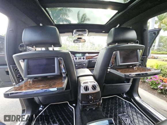 2012 Rolls-Royce Ghost z VIN SCA664L5XCUX65678, wystawiony jako Copart lot #52472415 z przebiegiem 70 892 mil mil oraz Tytuł czysty. Historia ofert i sprzedaży dostępna na DreamBid. Obrazek 9.