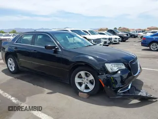 2015 Chrysler 300 Limited z VIN 2C3CCAAG1FH749601, wystawiony jako IAAI lot #42348622 z przebiegiem 136 092 mil mil oraz . Historia ofert i sprzedaży dostępna na DreamBid. Obrazek 1.