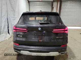 2024 BMW X5 xDrive40i z VIN 5UX23EU09R9V62123, wystawiony jako Copart lot #58241675 z przebiegiem 46 253 mil mil oraz Tytuł czysty. Historia ofert i sprzedaży dostępna na DreamBid. Obrazek 6.