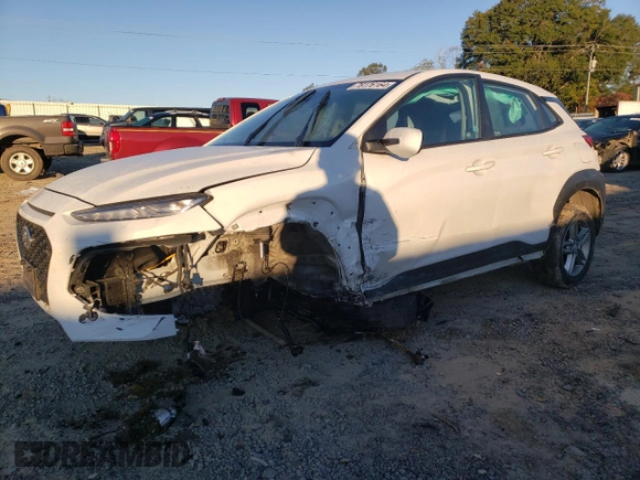 2021 Hyundai Kona SE z VIN KM8K1CAA8MU657962, wystawiony jako Copart lot #49320805 z przebiegiem 84 977 mil mil oraz Szkoda całkowita • Salvage title. Historia ofert i sprzedaży dostępna na DreamBid. Obrazek 1.