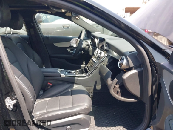 2019 Mercedes-Benz C 300 z VIN 55SWF8DB4KU309251, wystawiony jako IAAI lot #42391572 z przebiegiem 28 757 mil mil oraz . Historia ofert i sprzedaży dostępna na DreamBid. Obrazek 5.
