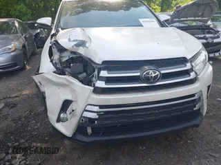 2017 Toyota Highlander LE z VIN 5TDZZRFH1HS227592, wystawiony jako IAAI lot #42162545 z przebiegiem 113 102 mil mil oraz . Historia ofert i sprzedaży dostępna na DreamBid. Obrazek 6.