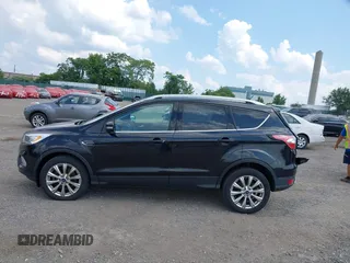 2018 Ford Escape Titanium z VIN 1FMCU9J9XJUB66275, wystawiony jako IAAI lot #42757952 z przebiegiem 97 629 mil mil oraz . Historia ofert i sprzedaży dostępna na DreamBid. Obrazek 14.
