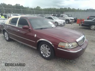 2003 Lincoln Town Car Cartier z VIN 1LNHM83W33Y631168, wystawiony jako IAAI lot #42333306 z przebiegiem 248 272 mil mil oraz . Historia ofert i sprzedaży dostępna na DreamBid. Obrazek 1.