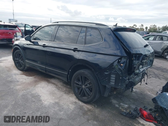 2022 Volkswagen Tiguan SE R-Line Black z VIN 3VVCB7AX6NM165794, wystawiony jako IAAI lot #42057380 z przebiegiem 25 700 mil mil oraz . Historia ofert i sprzedaży dostępna na DreamBid. Obrazek 3.