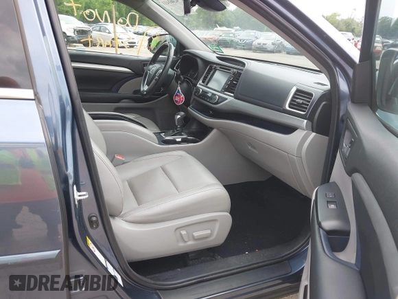 2018 Toyota Highlander SE z VIN 5TDJZRFHXJS879100, wystawiony jako IAAI lot #42461433 z przebiegiem 118 286 mil mil oraz . Historia ofert i sprzedaży dostępna na DreamBid. Obrazek 5.