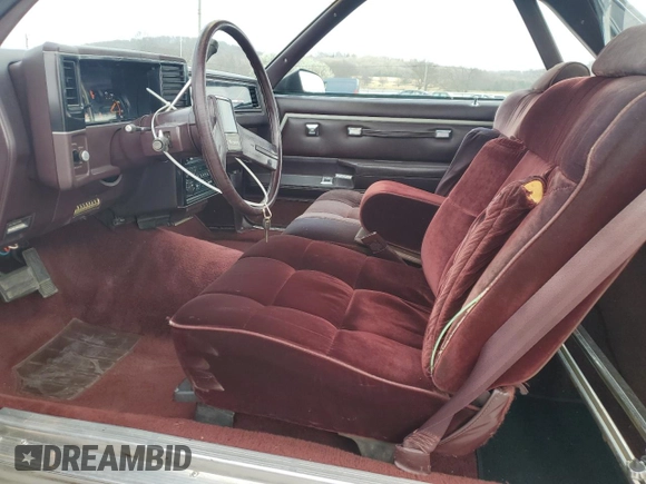 1987 GMC Caballero z VIN 3GTCW80H3HS801798, wystawiony jako Copart lot #49308615 z przebiegiem 91 576 mil mil oraz Czysty tytuł • Clean title. Historia ofert i sprzedaży dostępna na DreamBid. Obrazek 7.