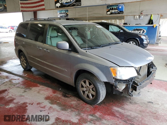 2013 Chrysler Town & Country Touring z VIN 2C4RC1BG2DR554912, wystawiony jako Copart lot #56897675 z przebiegiem 136 299 mil mil oraz Szkody całkowita. Historia ofert i sprzedaży dostępna na DreamBid. Obrazek 4.