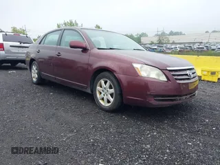 2006 Toyota Avalon XL z VIN 4T1BK36B76U081167, wystawiony jako IAAI lot #42271791 z przebiegiem 266 216 mil mil oraz . Historia ofert i sprzedaży dostępna na DreamBid. Obrazek 1.