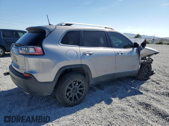 2019 Jeep Cherokee Latitude z VIN 1C4PJLCXXKD278468, wystawiony jako Copart lot #55064395 z przebiegiem 84 945 mil mil oraz Szkoda całkowita • Salvage title. Historia ofert i sprzedaży dostępna na DreamBid. Obrazek 3.