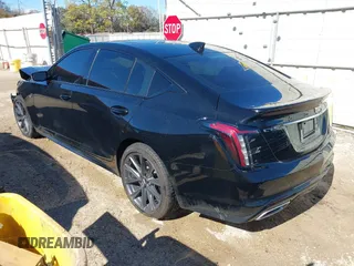 2024 Cadillac CT5 Sport z VIN 1G6DP5RK3R0127419, wystawiony jako IAAI lot #41392902 z przebiegiem 17 829 mil mil oraz . Historia ofert i sprzedaży dostępna na DreamBid. Obrazek 3.