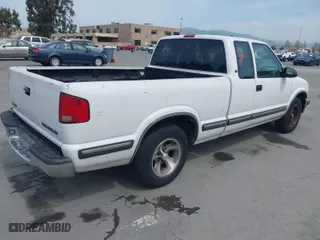 1998 Chevrolet S-10 LS with VIN 1GCCS19X0W8119240, listed as a IAAI auction lot 42054670 with 183,137 mi miles. Bid and sale history available at carsss.com. Image 4.