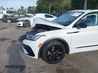 2023 Volkswagen Tiguan SE R-Line Black с VIN 3VVCB7AX0PM092375, выставлен на аукционе IAAI как лот 42176568 с пробегом 25 037 миль миль и . История ставок и продаж доступна на DreamBid. Изображение 6.