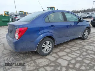 2012 Chevrolet Sonic LS z VIN 1G1JA5SH6C4199806, wystawiony jako IAAI lot #41454660 z przebiegiem 124 691 mil mil oraz . Historia ofert i sprzedaży dostępna na DreamBid. Obrazek 4.