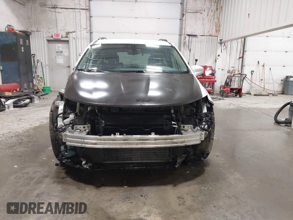 2017 Chrysler Pacifica Touring L z VIN 2C4RC1BG8HR803137, wystawiony jako IAAI lot #41661643 z przebiegiem 113 700 mil mil oraz . Historia ofert i sprzedaży dostępna na DreamBid. Obrazek 13.
