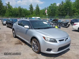 2011 Scion tC z VIN JTKJF5C74B3012803, wystawiony jako IAAI lot #42215736 z przebiegiem 152 567 mil mil oraz . Historia ofert i sprzedaży dostępna na DreamBid. Obrazek 1.