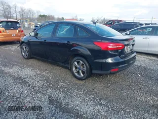2018 Ford Focus SE z VIN 1FADP3FE9JL255818, wystawiony jako IAAI lot #42009017 z przebiegiem 79 329 mil mil oraz . Historia ofert i sprzedaży dostępna na DreamBid. Obrazek 3.