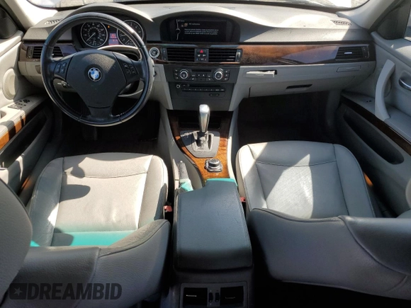 2011 BMW 3 Series 328i z VIN WBAPH5C54BA447971, wystawiony jako Copart lot #55899855 z przebiegiem 140 078 mil mil oraz Czysty tytuł • Clean title. Historia ofert i sprzedaży dostępna na DreamBid. Obrazek 8.