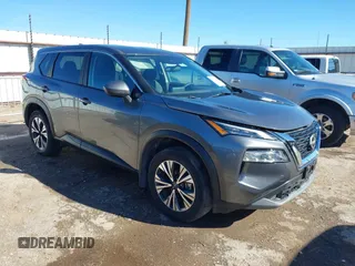 2023 Nissan Rogue SV z VIN 5N1BT3BA3PC888142, wystawiony jako IAAI lot #40896004 z przebiegiem 5 506 mil mil oraz . Historia ofert i sprzedaży dostępna na DreamBid. Obrazek 1.