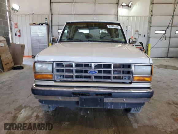 1990 Ford Bronco z VIN 1FMCU14T9LUA62663, wystawiony jako Copart lot #85040114 z przebiegiem 9 963 mil mil oraz Czysty tytuł • Clean title. Historia ofert i sprzedaży dostępna na DreamBid. Obrazek 5.