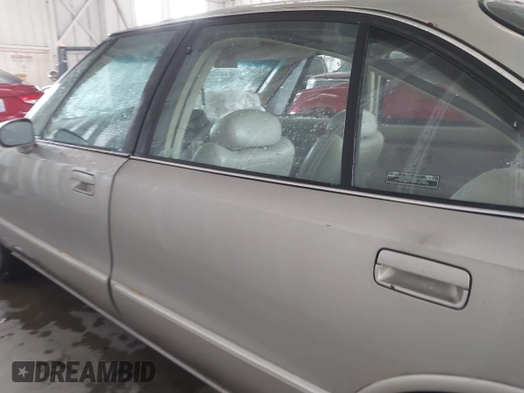 1996 Oldsmobile LSS z VIN 1G3HY5217T4809863, wystawiony jako IAAI lot #41623766 z przebiegiem 186 701 mil mil oraz . Historia ofert i sprzedaży dostępna na DreamBid. Obrazek 14.