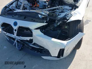 2024 BMW i4 eDrive35 z VIN WBY43AW04RFT05953, wystawiony jako IAAI lot #41972073 z przebiegiem 3333 mil mil oraz . Historia ofert i sprzedaży dostępna na DreamBid. Obrazek 6.