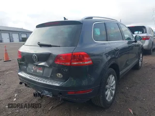 2014 Volkswagen Touareg Sport z VIN WVGEF9BP6ED007632, wystawiony jako IAAI lot #42183677 z przebiegiem 166 245 mil mil oraz . Historia ofert i sprzedaży dostępna na DreamBid. Obrazek 6.