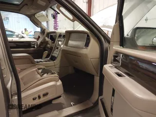 2008 Lincoln Navigator z VIN 5LMFU28568LJ00925, wystawiony jako IAAI lot #41641088 z przebiegiem 214 476 mil mil oraz . Historia ofert i sprzedaży dostępna na DreamBid. Obrazek 5.