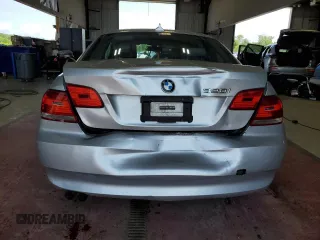 2007 BMW 3 Series 328i z VIN WBAWB33597PU87646, wystawiony jako Copart lot #66590034 z przebiegiem 140 275 mil mil oraz Nie do naprawy. Historia ofert i sprzedaży dostępna na DreamBid. Obrazek 6.