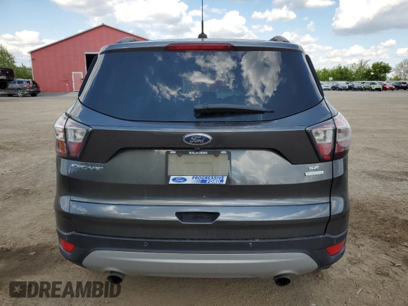 2017 Ford Escape SE z VIN 1FMCU0GD5HUA67154, wystawiony jako Copart lot #58474105 z przebiegiem 129 896 mil mil oraz Czysty tytuł • Clean title. Historia ofert i sprzedaży dostępna na DreamBid. Obrazek 6.