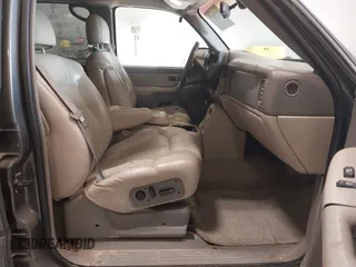 2001 Chevrolet Suburban LS with VIN 3GNEC16T21G222550, listed as a IAAI auction lot 41371629 with 261,681 mi miles. Bid and sale history available at carsss.com. Image 5.