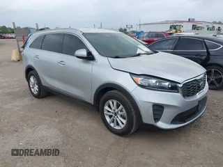 2019 Kia Sorento LX z VIN 5XYPG4A5XKG447654, wystawiony jako IAAI lot #41943667 z przebiegiem 84 241 mil mil oraz . Historia ofert i sprzedaży dostępna na DreamBid. Obrazek 1.