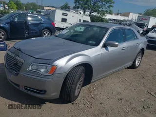 2014 Chrysler 300 z VIN 2C3CCAAG3EH380058, wystawiony jako IAAI lot #42220051 z przebiegiem 116 263 mil mil oraz . Historia ofert i sprzedaży dostępna na DreamBid. Obrazek 2.