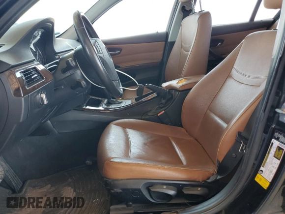 2011 BMW 3 Series 328i z VIN WBAPH5C55BA446506, wystawiony jako Copart lot #64320775 z przebiegiem 176 862 mil mil oraz Czysty tytuł • Clean title. Historia ofert i sprzedaży dostępna na DreamBid. Obrazek 7.