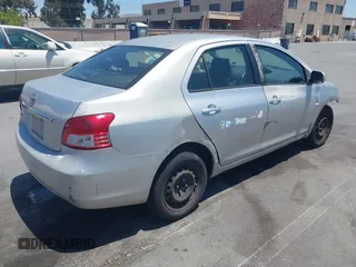 2009 Toyota Yaris z VIN JTDBT903591344784, wystawiony jako IAAI lot #42402332 z przebiegiem 173 865 mil mil oraz . Historia ofert i sprzedaży dostępna na DreamBid. Obrazek 4.