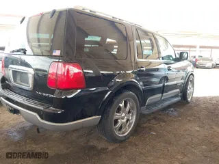 2004 Lincoln Navigator Luxury with VIN 5LMFU27R04LJ16634, listed as a IAAI auction lot 41922950 with 125,080 mi miles. Bid and sale history available at carsss.com. Image 4.